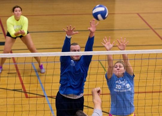 Volleyball players on defense at the net