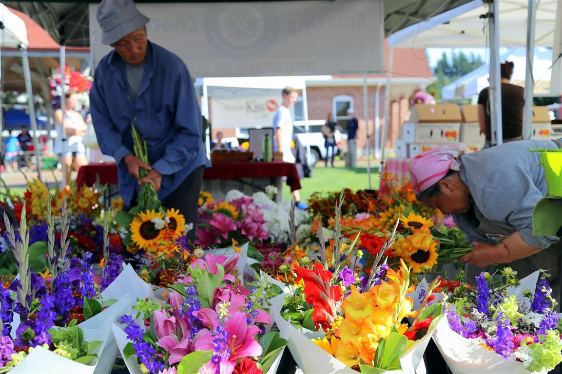 bouquets of flowers at the gig harbor waterfront farmers market