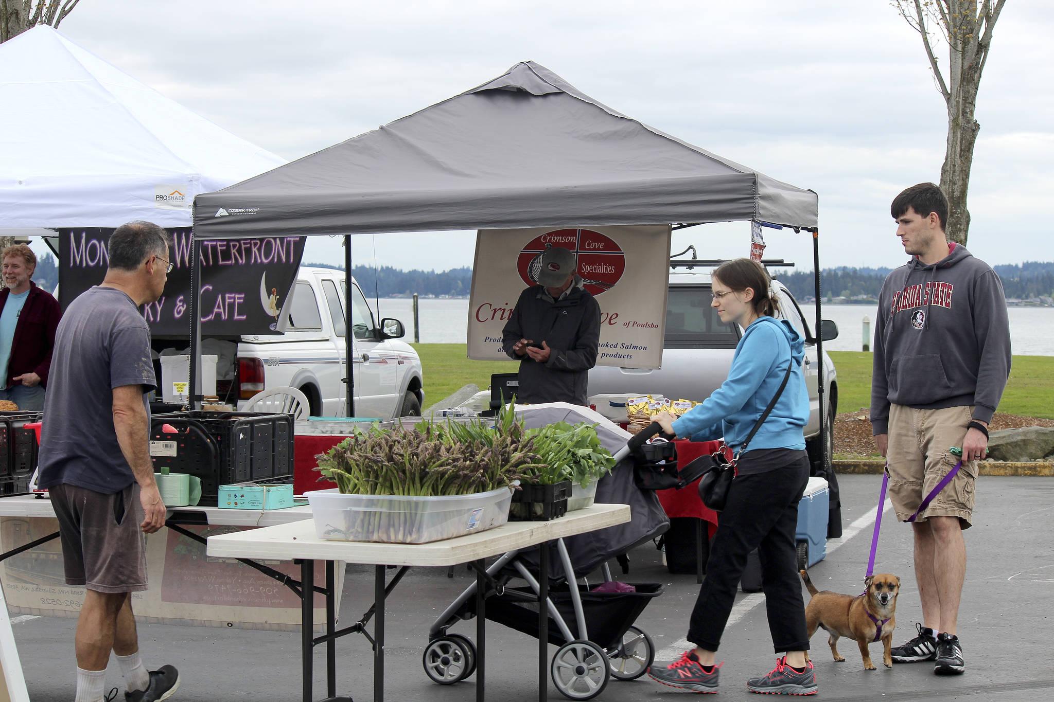 people walk around the silverdale farmers market