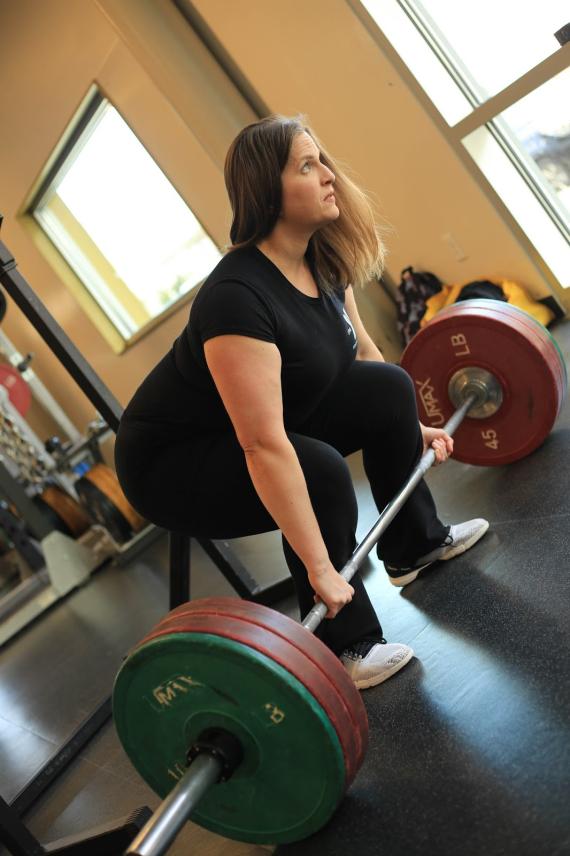 Personal trainer lifting